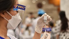 Điểm tiêm Cung Văn hoá lao động hữu nghị Việt-Xô hoạt động đến tối để phục vụ người dân. Ảnh: KTĐT