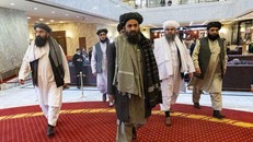Ông Mullah Abdul Ghani Baradar (chính giữa) - Phó Thủ tướng chính quyền Taliban. Ảnh: Reuters