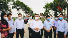  Bí thư Thành ủy Đinh Tiến Dũng và lãnh đạo TP Hà Nội kiểm tra công tác phòng chống dịch. Ảnh: KTĐT