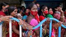 Thế giới kêu gọi Ấn Độ tái xuất khẩu vaccine 