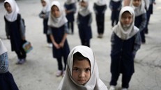 Các nữ sinh tại mộ trường tiểu học ở Kabul. Ảnh: Reuters