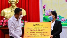 Ông Nguyễn Anh Tuấn, Phó Tổng Giám đốc Tập đoàn T&T Group trao tặng 30.000 bộ kit xét nghiệm nhanh COVID-19 trị giá 4,5 tỷ đồng cho đại diện lãnh đạo tỉnh Đồng Tháp.