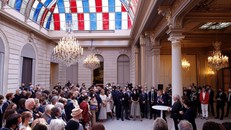 Tổng thống Pháp Emmanuel Macron phát biểu tại ngôi nhà thời thơ ấu của nhà văn Marcel Proust hôm 15/9. Ảnh: Reuters