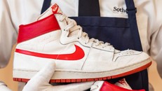 Giày của Michael Jordan được bán với giá 1,47 triệu USD