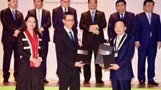 Ông Đỗ Quang Hiển, Chủ tịch HĐQT kiêm Tổng Giám đốc Tập đoàn T&T Group và ông Patrick Lee, Chủ tịch Standard Chartered Việt Nam, Giám đốc Standard Chartered Singapore và thị trường ASEAN trao biên bản ghi nhớ tài trợ vốn 6 tỷ USD cho các dự án xanh của T&T Group.