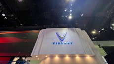 Gian hàng VinFast tại LA Auto Show 2021 đang trong công đoạn thi công cuối cùng trước giờ G.