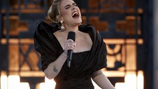 Adele lập 'cú đúp' ấn tượng 