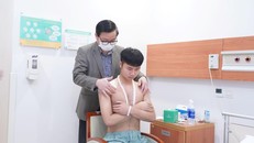 GS.TS Trần Trung Dũng, GĐ Trung tâm Chấn thương chỉnh hình và Y học thể thao Vinmec thăm khám và đánh giá tình hình của Văn Toản trước buổi hội chẩn