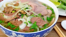 Thưởng thức phở phố cổ ngắm view biển hồ triệu USD - trải nghiệm đắt giá của cư dân Vinhomes Ocean Park.