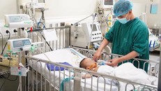 Đắp lá cây chữa bệnh, bé trai 20 tháng bị hoại tử