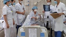 Cứu chữa người phụ nữ dùng hóa chất tẩy bồn cầu để 'giải thoát'