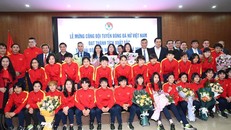 Ban huấn luyện cùng các nữ cầu thủ chụp ảnh cùng các nhà tài trợ tại Lễ mừng công Đội tuyển bóng đá nữ Việt Nam tại trụ sở Liên đoàn Bóng đá Việt Nam (VFF) 