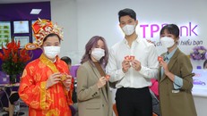 Nhiều bạn trẻ mua vàng chiêu lộc Ngày Thần Tài 