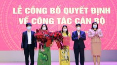 PGS,TS. Phạm Minh Sơn, Phó Bí thư Đảng ủy - Giám đốc Học viện Báo chí và Tuyên truyền trao Quyết định bổ nhiệm chức danh Trưởng khoa Phát thanh và Truyền hình cho PGS,TS. Đinh Thị Thu Hằng và Trưởng khoa Xây dựng Đảng cho TS. Trần Thị Hương.