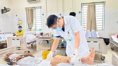 Bị chó cắn, bệnh nhân 95 tuổi có nguy cơ bị cắt cụt chân