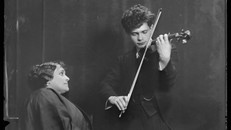 Nghệ sĩ vĩ cầm Toscha Seidel kéo cây vĩ cầm Stradivarius vào năm 1918.