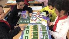 Giáo trình Cha-Ching được xây dựng trên phương pháp tích hợp “Học mà chơi - Chơi mà học” nhằm trang bị cho các con những kiến thức, khái niệm về quản lý tài chính cá nhân cũng như cách ứng dụng phù hợp trong cuộc sống hằng ngày. 