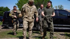 Tổng thống Ukraine thề lấy lại lãnh thổ đã mất