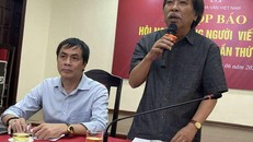 Chủ tịch Hội Nhà văn Việt Nam Nguyễn Quang Thiều (phải) và Trưởng ban Nhà Văn trẻ - nhà thơ Hữu Việt tại cuộc họp báo.