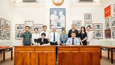 Chủ tịch Ủy ban Trung ương Mặt trận Tổ quốc Việt Nam Đỗ Văn Chiến chứng kiến lễ ký.