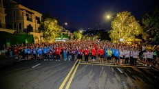 Hàng nghìn vận động viên khởi động chuẩn bị xuất phát từ rất sớm tại công viên Grand Park 36ha.