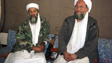 Hai trùm khủng bố Osama bin Laden và Ayman al-Zawahri ở Afghanistan, tháng 11 năm 2001. Ảnh: Reuters