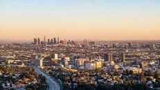 Những ngôi nhà dọc Mulholland Drive nơi tọa lạc những ngôi nhà triệu đô.