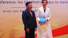 Phó Thủ tướng Phạm Bình Minh trao tặng cuốn sách về Chủ tịch Hồ Chí Minh cho Tổng Giám đốc UNESCO Audrey Azoulay.