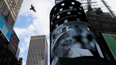 Một tấm biển tưởng niệm Nữ hoàng Elizabeth II tại Quảng trường Thời gian của New York. Ảnh: Reuters