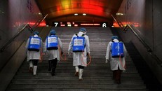 Chuyên gia WHO khuyến cáo chưa nên 'thả lỏng' với đại dịch COVID-19