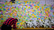 Nhiều người dân Seoul đã viết thư chia buồn và đặt hoa tại khu vực nhà gà Sindang nhằm bày tỏ sự thông cảm với nạn nhân. Ảnh: AFP