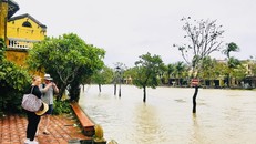 Du khách quốc tế ghi lại cảnh nước sông Hoài dâng cao. Ảnh: Báo Quảng Nam