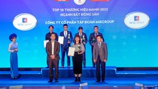 Đại diện MIKGroup nhận giải thưởng tại Lễ công bố và vinh danh Thương hiệu Mạnh Việt Nam 2022.