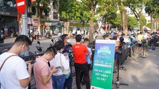 Các VĐV xếp hàng vào khu vực nhận BIB. Theo thống kê của BTC, VPHM 2022 thu hút hơn 10.000 VĐV đăng ký tham gia và hiện đang là giải chạy có số lượng VĐV tham dự cự ly 42 km lớn nhất Việt Nam 