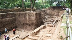 Khu vực khai quật khảo cổ bên cạnh Nhà Con Rồng.