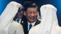 Ông Tập rũ bỏ lớp áo 'chiến lang' khi trở lại vũ đài thế giới