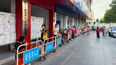 Biển quảng cáo tuyển dụng được đặt tại Quảng Đông không còn thu hút nhiều lao động trẻ. Ảnh: Reuters