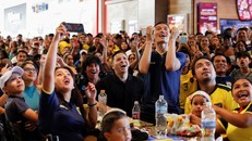 Người hâm mộ Ecuador theo dõi trận khai mạc World Cup 2022 ở Ibarra, Ecuador. Ảnh: reuters