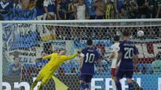 Thủ môn Ba Lan tiết lộ bí quyết cản phá cú sút 11m của Messi