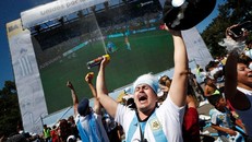 Người hâm mộ ở Buenos Aires ăn mừng chức vô địch World Cup 2022. Ảnh: Reuters
