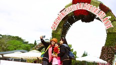 Người dân nô nức checkin tại Festival Hoa Đà Lạt 2022. Ảnh: Nik (NCDL)