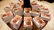 Hoàng tử Harry sợ bị gia đình từ mặt nếu tiết lộ đời tư