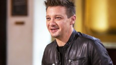 Jeremy Renner gãy 30 chiếc xương sau tai nạn xe xúc tuyết