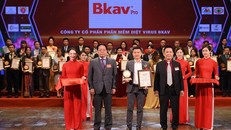 Đại diện Bkav nhận giải thưởng Hàng Việt Tốt được người Việt tin dùng 2022.