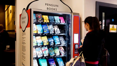 Ra mắt máy bán sách tự động tại Vương quốc Anh