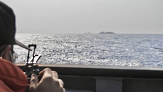 Nhóm tác chiến tàu sân bay Sơn Đông đi qua eo biển Bashi vào thứ Tư. Ảnh: SCMP