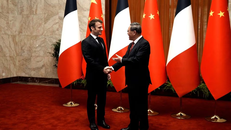 Thủ tướng Trung Quốc Lý Cường tiếp đón Tổng thống Pháp Emmanuel Macron. Ảnh: Reuters