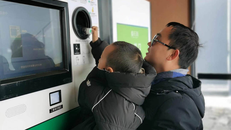 Nhà vệ sinh công cộng thu phí bằng chai nhựa