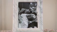 Vợ chồng Deborah và Lee Dorbert chụp hình cùng Milo trước khi cậu bé qua đời. Ảnh: The Washington Post