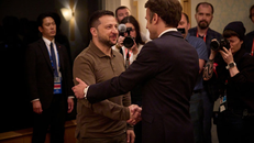 Tổng thống Pháp Emmanuel Macron bắt tay người đồng cấp Ukraine Volodymyr Zelenskiy. Ảnh: Reuters